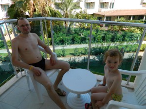 Мы с Владой на балкончике нашего номера в отеле "Blue Fish" 4* (Аланья, Турция)